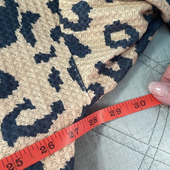 Shein Tan and Navy Animal Print Oversized Lone Sleeve Waffle Knit Top Size M - Picture 8 of 9